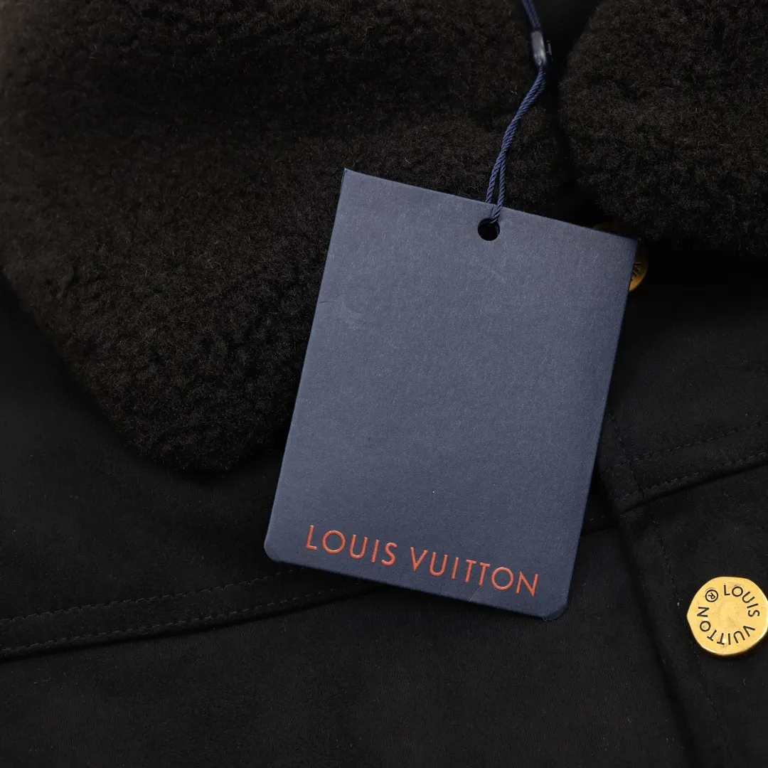 🅿️570 Louis Vuitton/Louis Vuitton embossed embossed fur collar denim jacket Originally purchased for 26,800, the fabric is made of 7*7 count combed siro spinning and thickened 480g twill denim fabric. There are hidden engraved button closures under the front placket. Monogram element pockets are integrated into the front panel into the leisurely workwear silhouette. Jacquard details are aligned and embossed. The pattern is clear, and two sets of aluminum molds are made for the two embossing areas. A set of molds is made for each code according to the size of the embossing on the two sides of the front panel. After high-temperature pressing, each pattern is manually filled with silicone to prevent dents. The washing process uses a combination of multiple processes such as heavy fermentation, washing and frying, spraying maliu, etc. Classic denim lapel design, straight hem design, all accessories and zipper hardware are all customized in matching bronze and distressed colors, the lining is customized with patches, and the fur collar is a detachable high-quality sheep collar to achieve perfect consistency. Size: XS-L